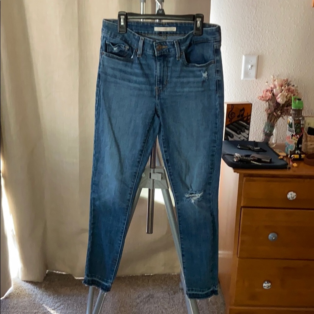 Ankle length Levi’s with distressed hems